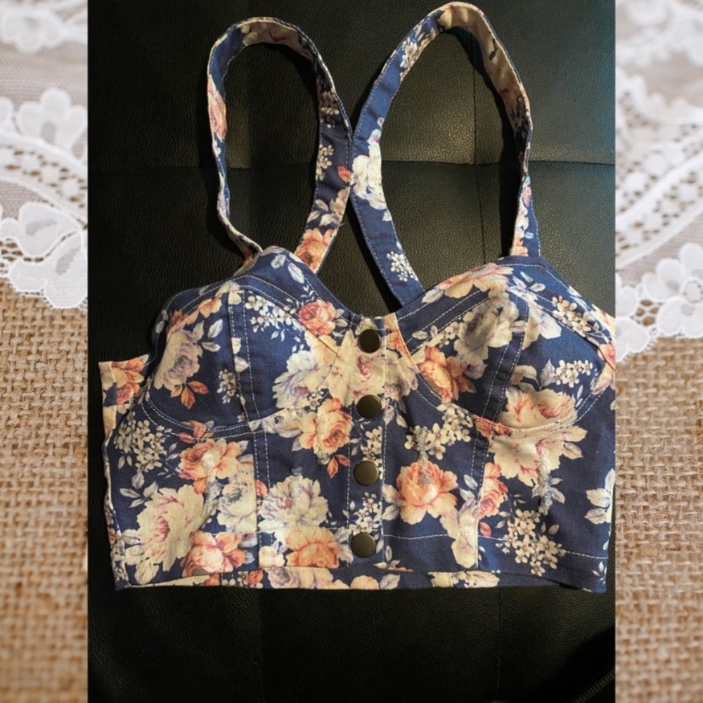 Floral crop top with snaps